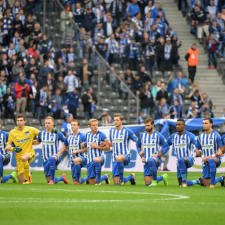 L'équipe de football allemande s'agenouille avant le match en solidarité avec les manifestations de la NFL